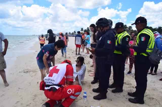 Bañistas han sido afectados por la marea roja en Progreso
