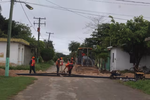 El personal encargado del trabajo sigue con la instalación