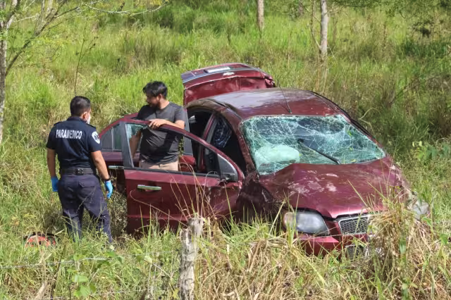 El auto se salió de la carretera