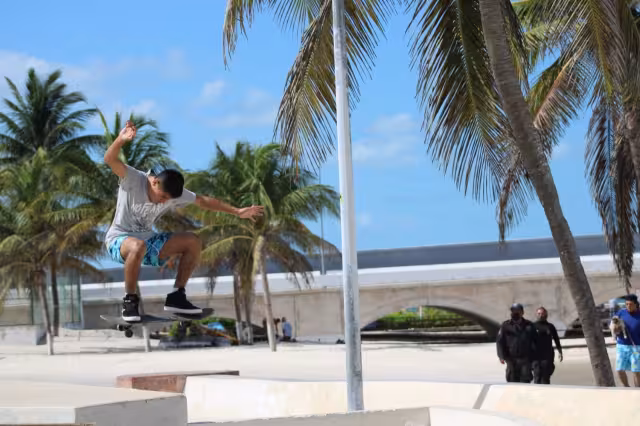 “Que un joven le dedique tiempo a este deporte ya casi no se ve", expuso una de los peatones que pasaba por el lugar