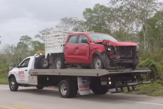 La camioneta fue llevada por una remolque tras chocar con una camioneta