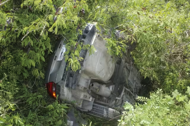 El vehículo resultó con daños considerables tras el accidente en el Periférico Valladolid-Mérida a la altura de una comisaría en Tizimín