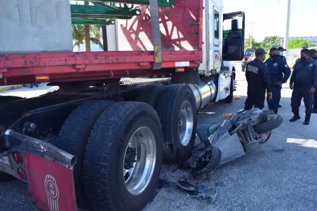 Motociclista en estado crítico tras impactar contra tráiler en Progreso