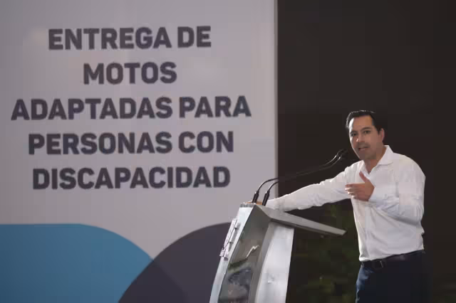 Personas con discapacidad recibieron motocicletas