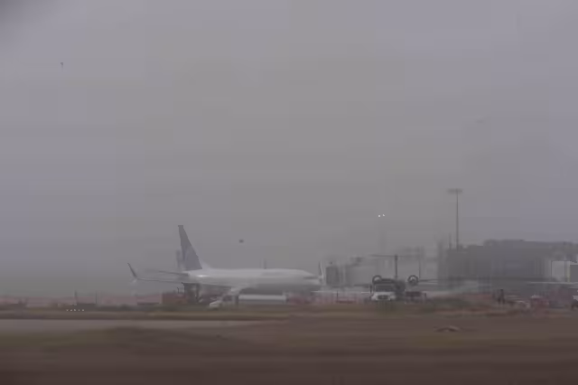 Un banco de niebla cubrió el aeropuerto de Mérida este martes