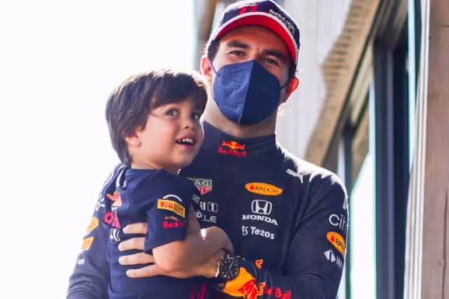 Checo Pérez y su hijo celebran triunfo del América