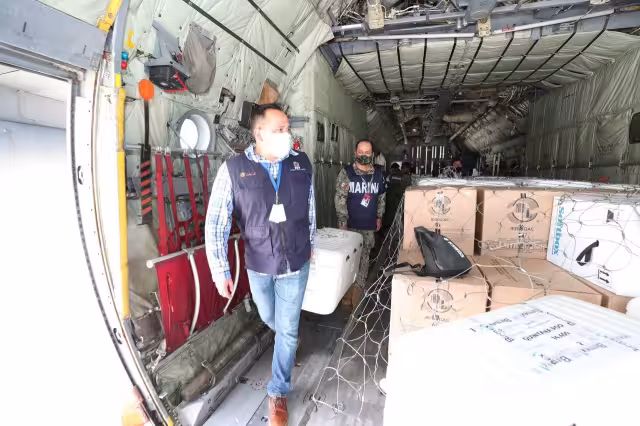 Las vacunas llegaron a la Base Aérea Militar (BAM) Número 8 abordo de la aeronave C-130 de la Fuerza Aérea Mexicana