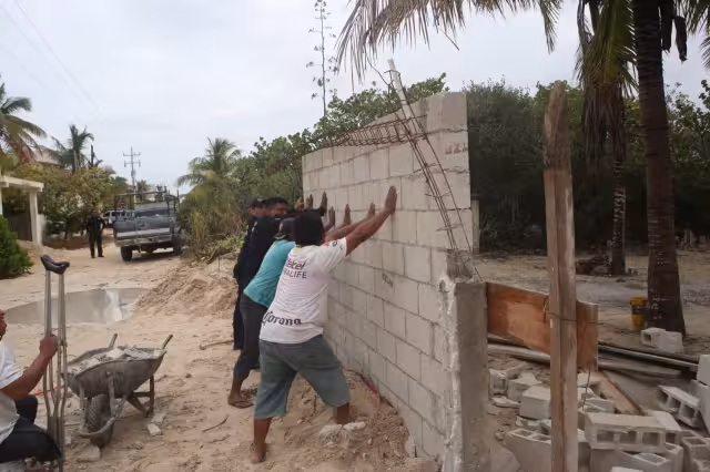 El muro de los hermanos Daniel y Víctor Campos en Dzemul fue derribado este sábado