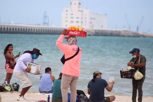 Los ambulantes dijeron que no es su intención molestar al visitante y que sólo buscan recuperarse económicamente