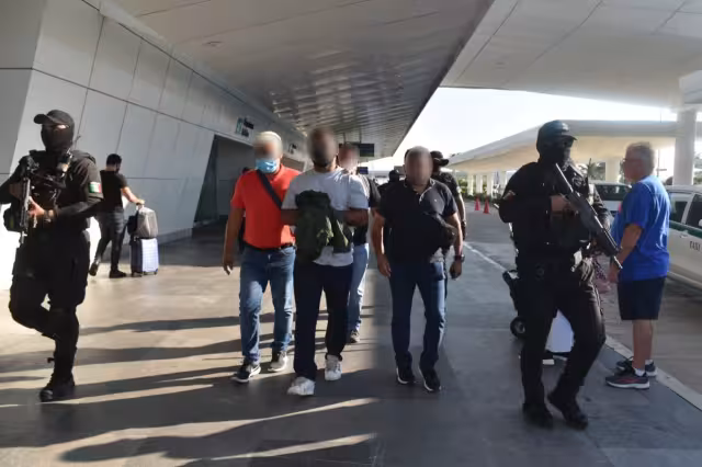 'La Changa' fue custodiado por elementos policiacos durante su salida del aeropuerto de Cancún, donde fue trasladado a la Riviera Maya a la sede de la FGE Quintana Roo