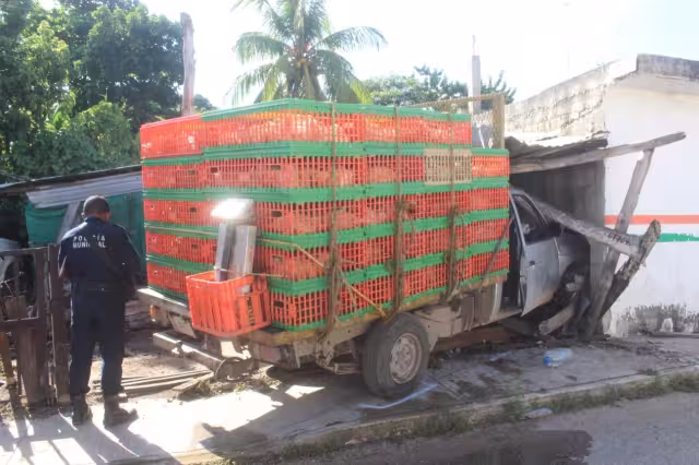 El conductor que transportaba pollos causó graves daños en una casa y una motocicleta estacionada