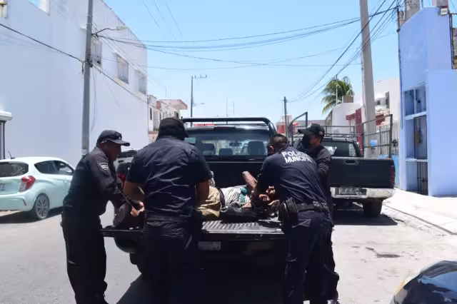 El hombre fue trasladado a la cárcel municipal luego de golpear y escupir a los policías