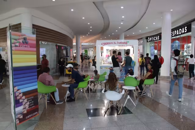 La plaza lució con gran número de personas Foto: Jorge Delgado