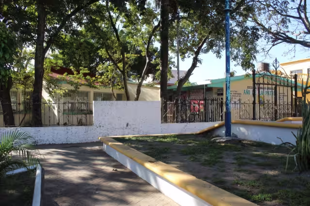 Durante las excavaciones para ampliar la escuela en Ciudad del Carmen han aparecido restos óseos de los difuntos