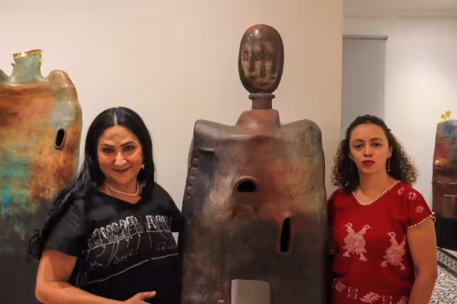 La creadora textil Elena Martínez Bolio (izq) informó que serán 68 artesanos de diferentes técnicas quienes presentarán en el evento mercancía nueva y piezas únicas