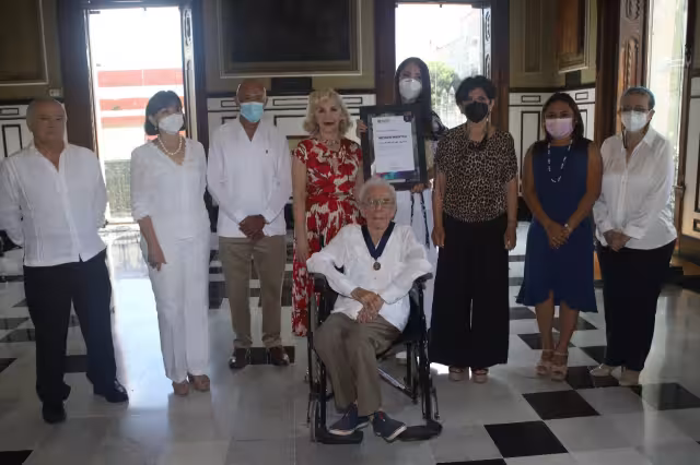 Leopoldo Roldán Peniche Barrea nació en Mérida y residió tanto en Los Ángeles como otras ciudades de los Estados Unidos