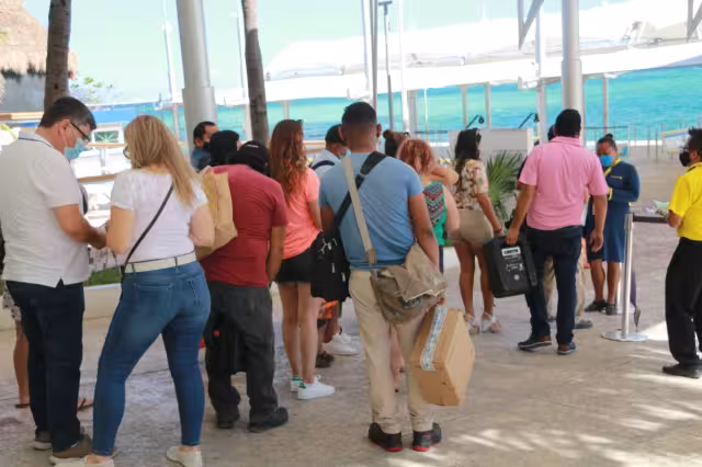 Desde las primeras horas de hoy, se se notó el aumento de personas deseosas de cruzar a Isla Mujeres desde Cancún