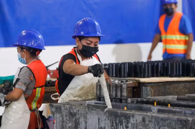 La división del trabajo junta a 250 empleados en producción, más otras 100 personas más en operación