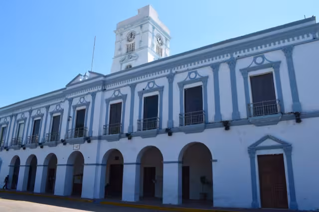 Los funcionarios habrían recibido 110 mil pesos para favorecer a algunas empresas