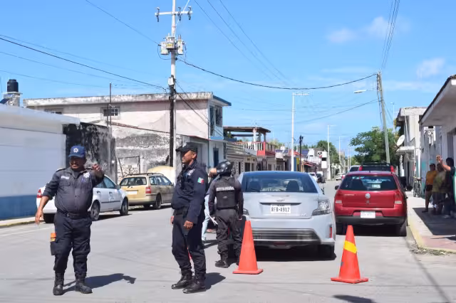 Al lugar llegaron elementos policiales, quienes atendieron el percance
