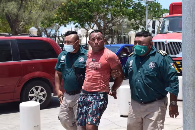 Los guías falsos suelen pedir dólares a cambio de favores a los turistas