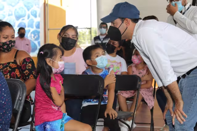 Mauricio Vila platicó con los padres y niños de Valladolid