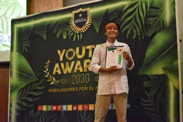 El joven aprendió a curar cuando buscaba una cura para los quistes de su mamá