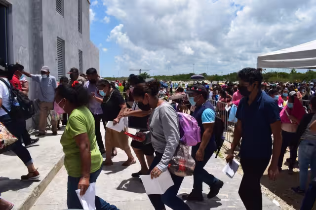 Las filas no se hicieron esperar afuera del deportivo “Víctor Cervera Pacheco”