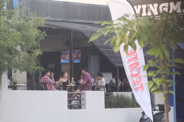 Solo algunos turistas disfrutan del partido