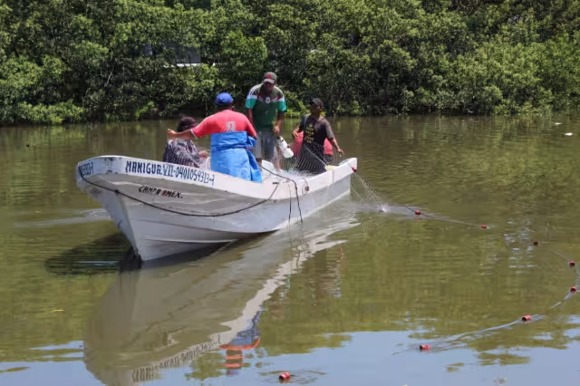 El cuerpo de agua está contaminado por las descargas de aguas negras de viviendas, hoteles y empresas