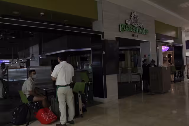 Algunos establecimientos no contaron con luz, además de que no funcionaba el aire acondicionado