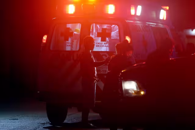 Elementos de emergencia atendieron a la mujer herida. Foto: Por Esto!