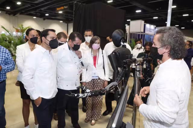 Durante su recorrido, Mauricio Vila estuvo acompañado de empresarios internacionales y nacionales