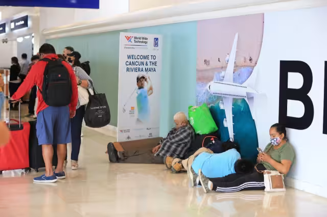 Por fortuna de estas personas tienen familia viviendo en el Caribe Mexicano quienes fueron al rescate al aeropuerto de Cancún