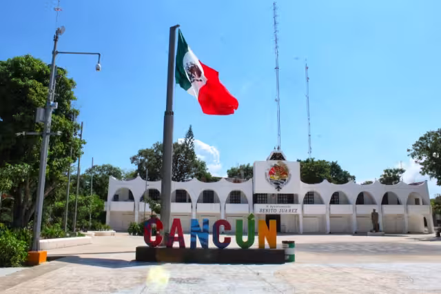 El Palacio Municipal de Cancún fue protegido con tablas en las ventanas y vallas en el acceso principal