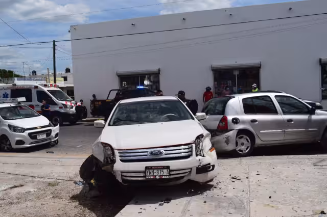 Policía Municipal de Progreso cerraron la calle debido al conflicto entre los conductores
