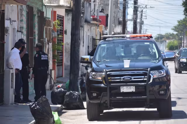 Dos policías fueron amenazados con armas oficiales