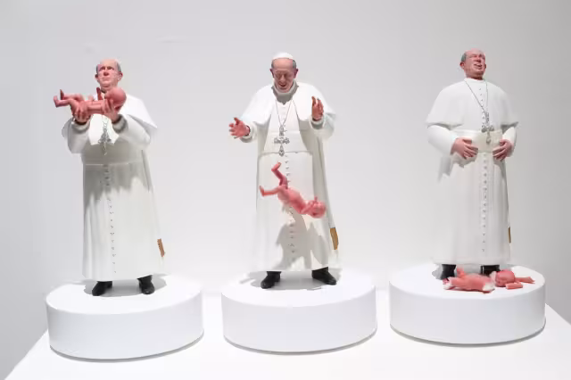 Una escultura del papa Francisco tirando a un bebé causa polémica en México