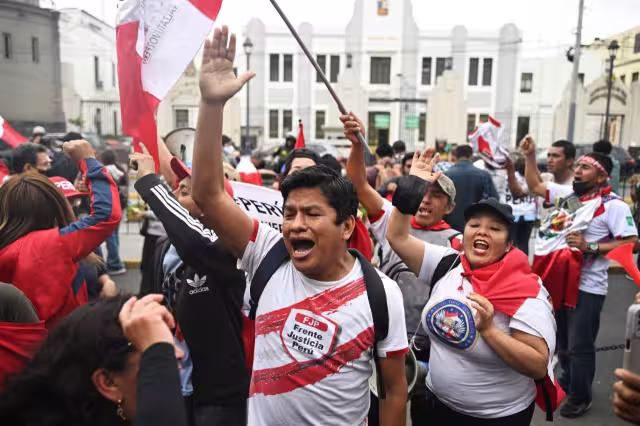 Manifestantes en varios puntos de Perú rechazan a Boluarte y piden comicios