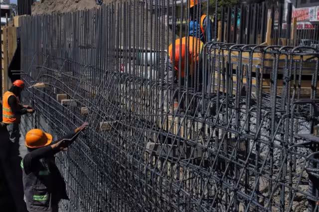 Obreros trabajan en una construcción