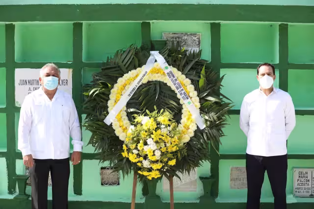 Acompañado del secretario general del STSPEIDY, Jervis García Vázquez, Vila Dosal acudió al Mausoleo de esta organización sindical en el Cementerio General de Mérida