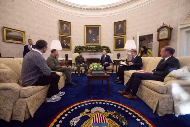 Zelenski entrega a Biden una medalla de un capitán del Ejército ucraniano