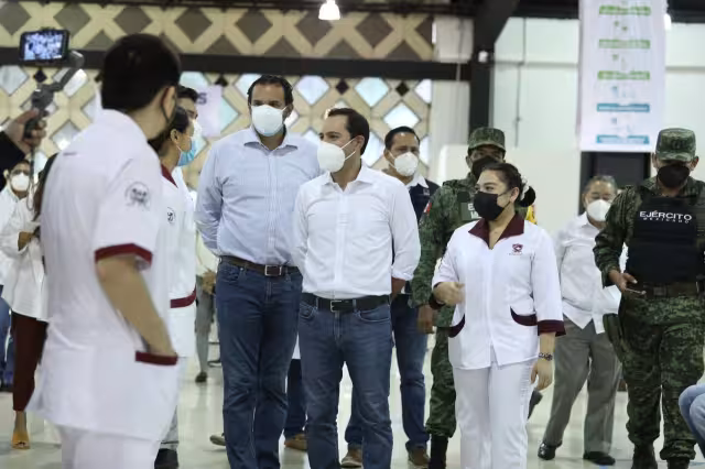 Mauricio Vila supervisa la primera aplicación del antígeno a personas de 30 a 39 años