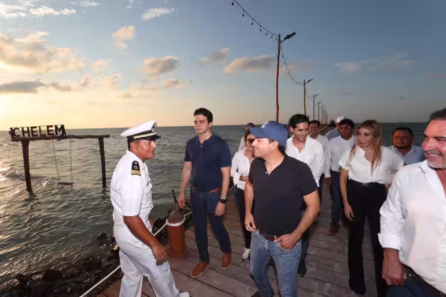 El muelle de Chelem tiene 102 metros de largo y está decorado con la fi gura de un megalodón y columpios