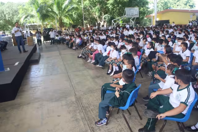 En total se beneficiarán a 372 alumnos del turno matutino y el vespertino Justo Sierra Méndez 196