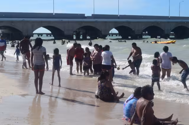 Miles de turistas llenan las playas de Progreso