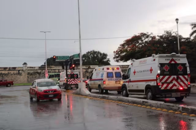 Los heridos fueron trasladados en dos ambulancias. Foto: Lucio Blanco