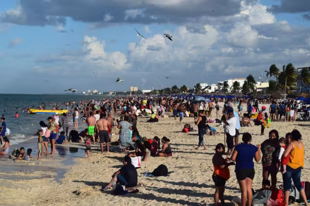 Turistas y locales ignoran aumento de contagios y saturan la playa de Progreso