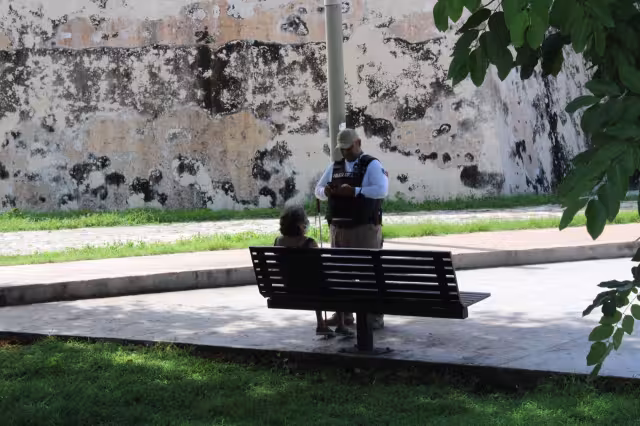 Autoridades auxiliaron a la abuelita para que las personas no le robaran su dinero