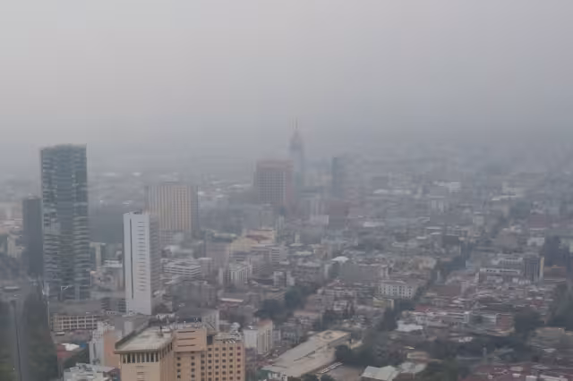 La Ciudad de México, cubierta por una densa capa de contaminantes